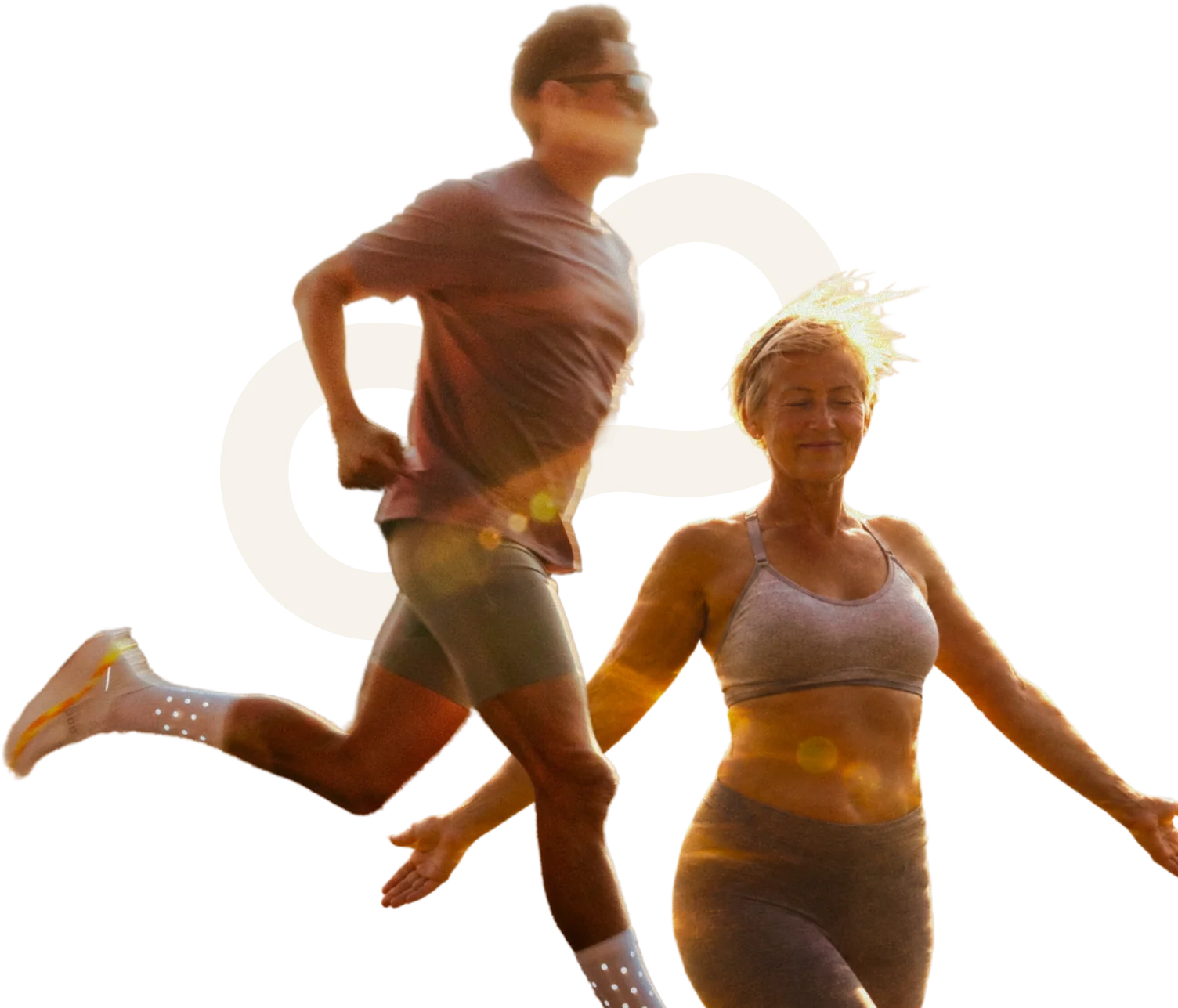 Un coureur et une femme en mouvement, baignés de lumière dorée